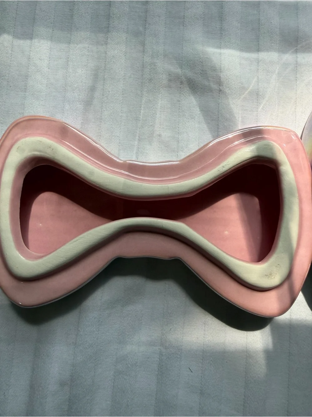 Iridescent pearlescent pink ceramic bow trinket box with removable lid